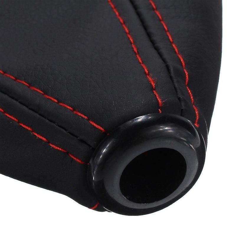 Detalle de la polaina: costuras negras y textura de fibra de carbono