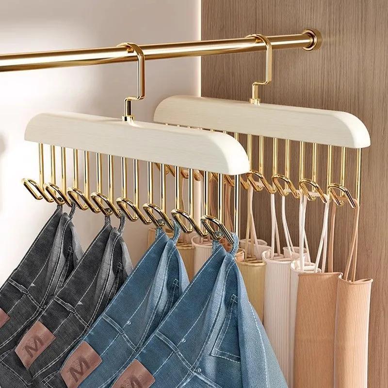 Percha en uso en un vestidor