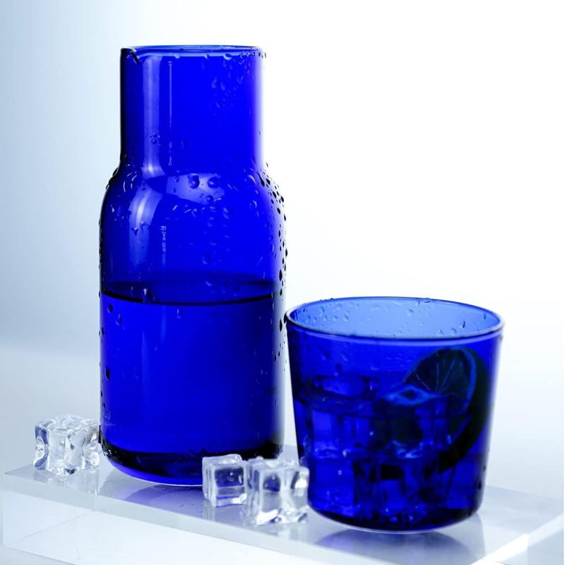 Carafe à eau en verre bleu foncé avec verre - vue d'ensemble