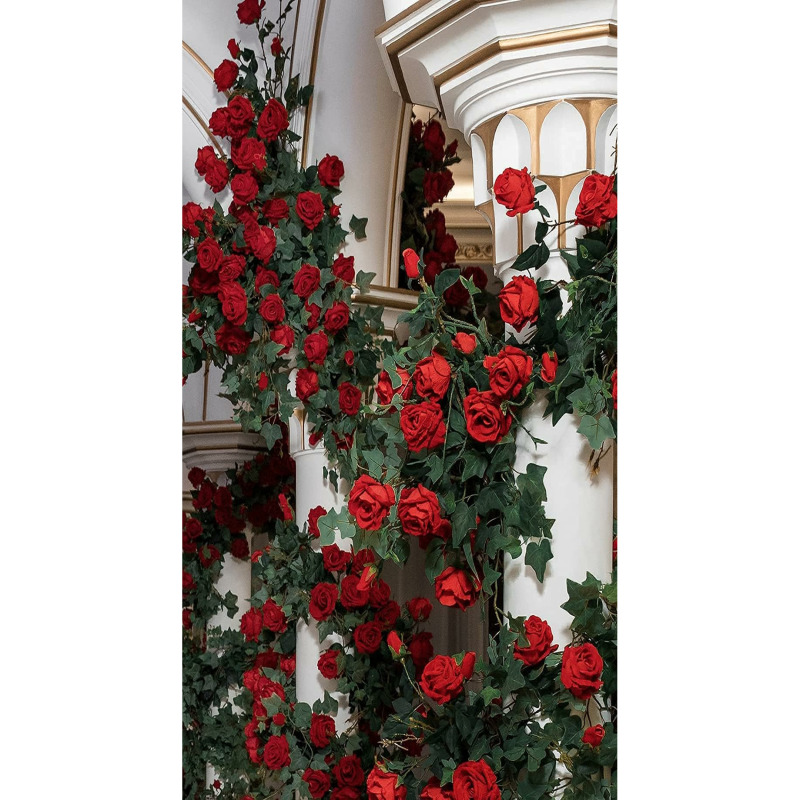 Création d'un bouquet de mariée avec les roses rouges artificielles