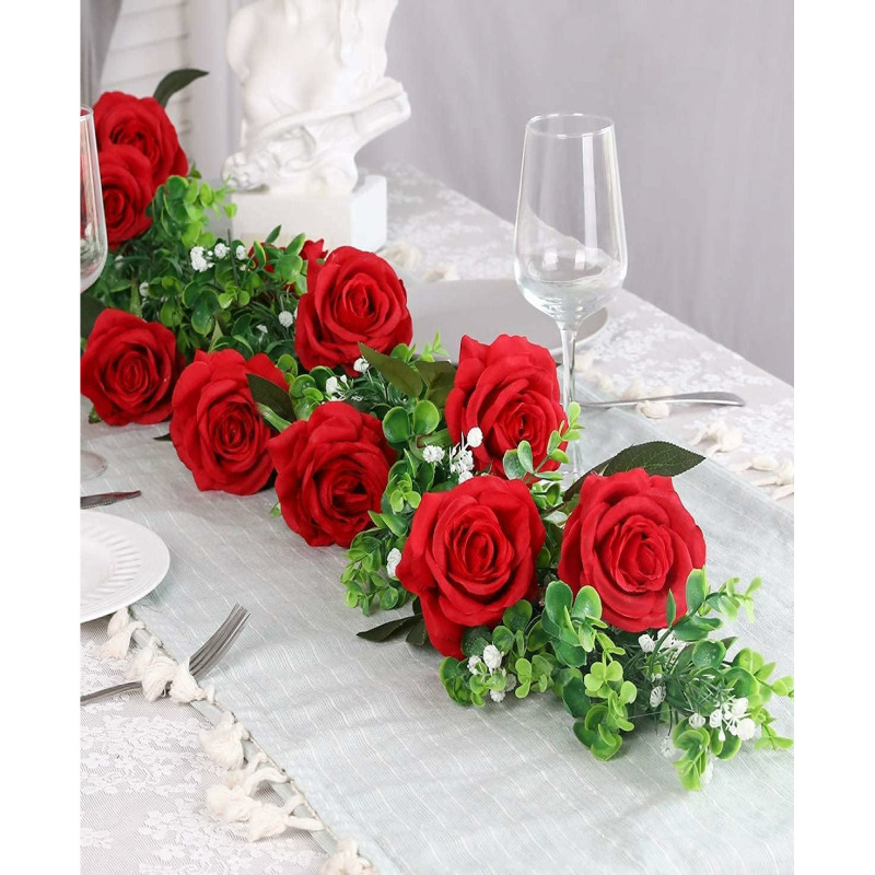 Détail d'une rose rouge en soie avec sa tige flexible