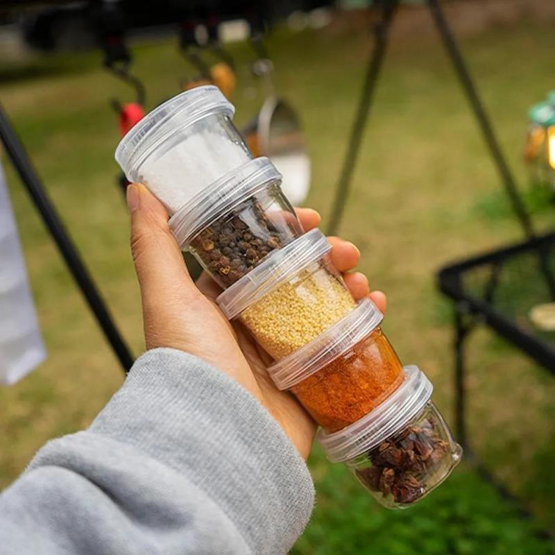 Detalle de las botellas transparentes y las tapas herméticas