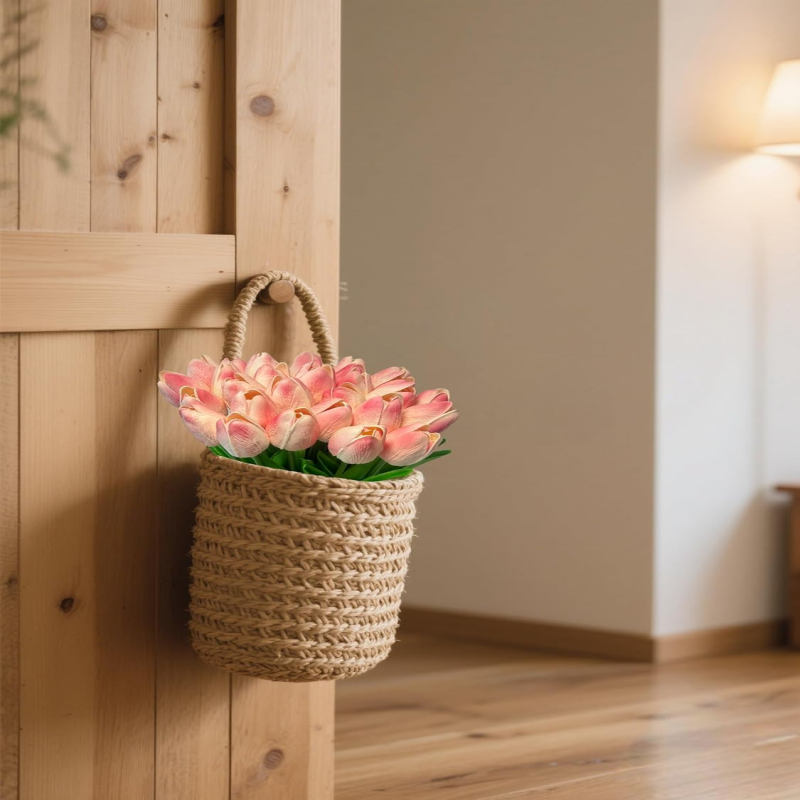 Tulipanes artificiales en un ramo en un jarrón