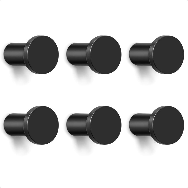 Gancho negro mate usado como asa de mueble y gancho de pared