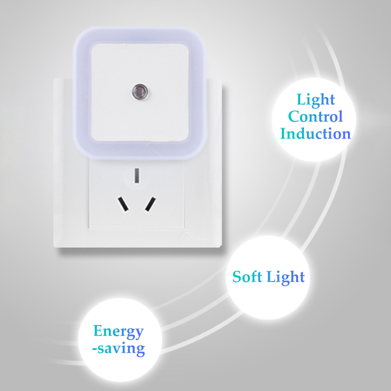 Detalle del sensor de luz y enchufe UE