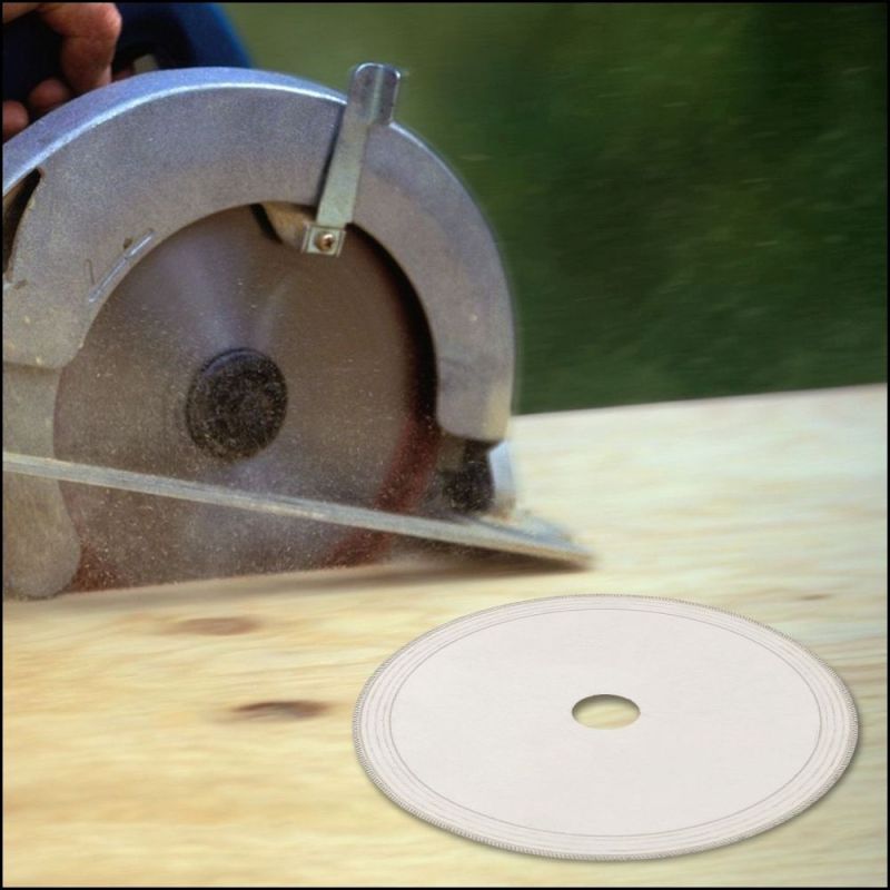 Détail des dents obliques et de l'épaisseur 0,5 mm